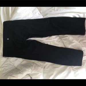 Black Lulu lemon cropped leggings